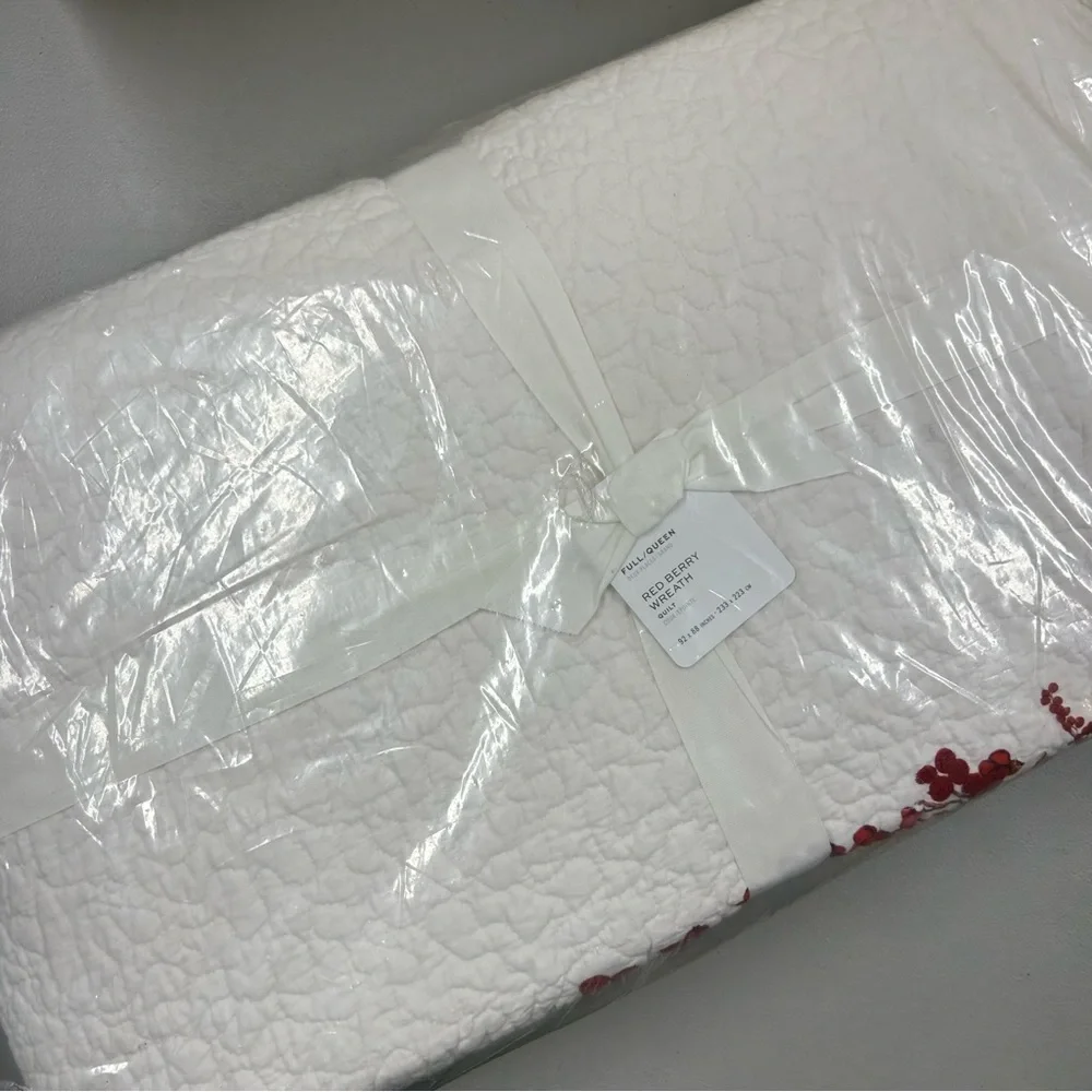 Pottery Barn Red Berry Wreath Quilt Bedding Embroidered Cardinal Full Queen NWT